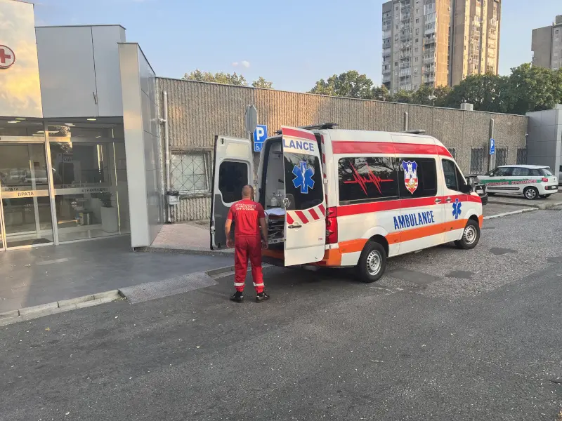 Sanitetsko vozilo u zaštitnoj opremi