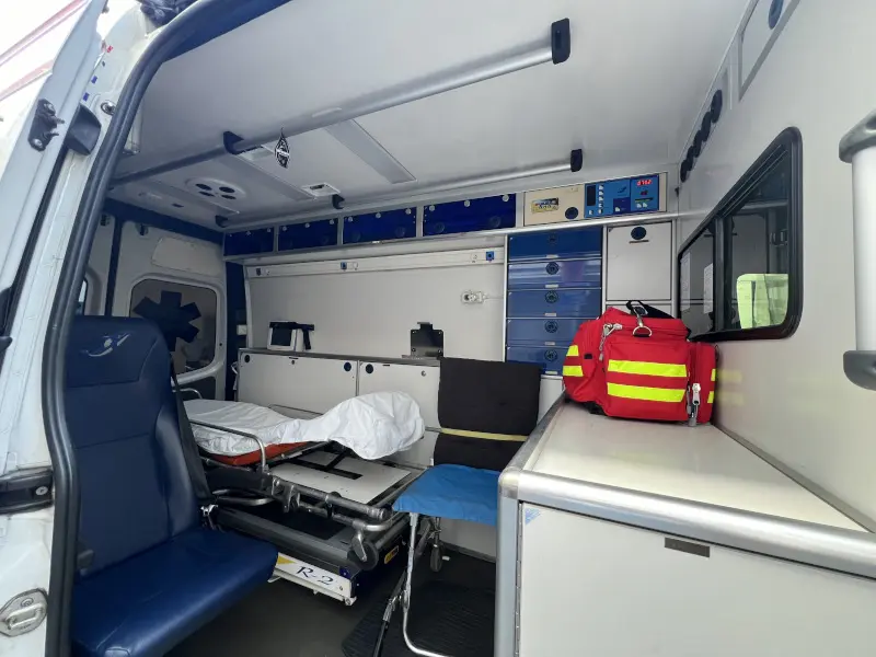 Sanitetsko vozilo u prevozu pacijenta