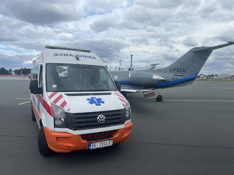 Invalidska kolica i sanitetsko vozilo