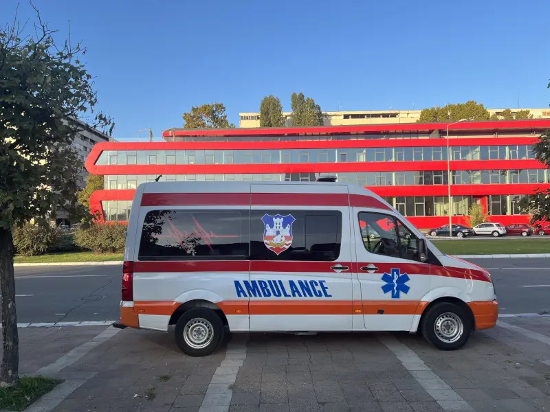 Medicinsko osoblje pomaže pacijentkinji