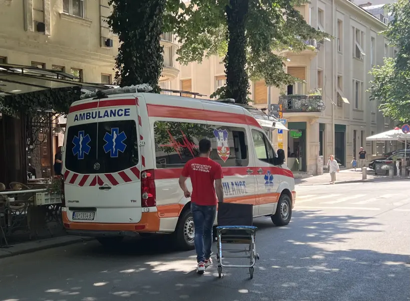 Sanitetsko vozilo prevozi bolesnika